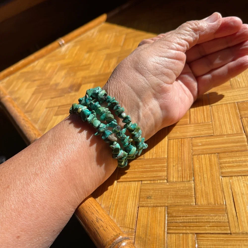 Genuine vintage turquoise chip bracelet on memory wire - Picture 6 of 7